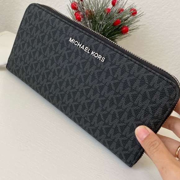 Michael Kors Jet Set Travel Large Wallet - Picture 2 of 6